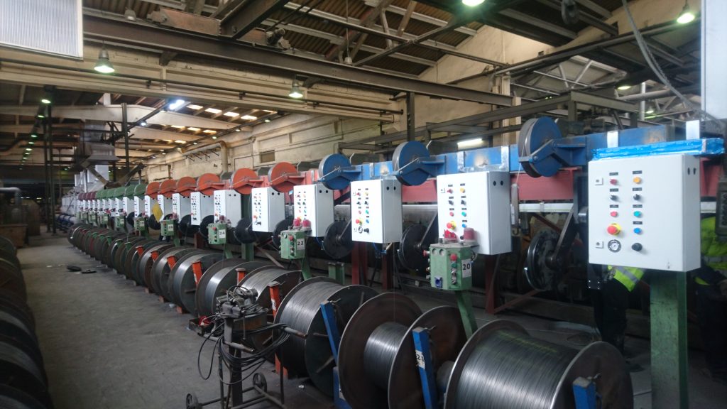 fábrica con máquinas de producción de alambre